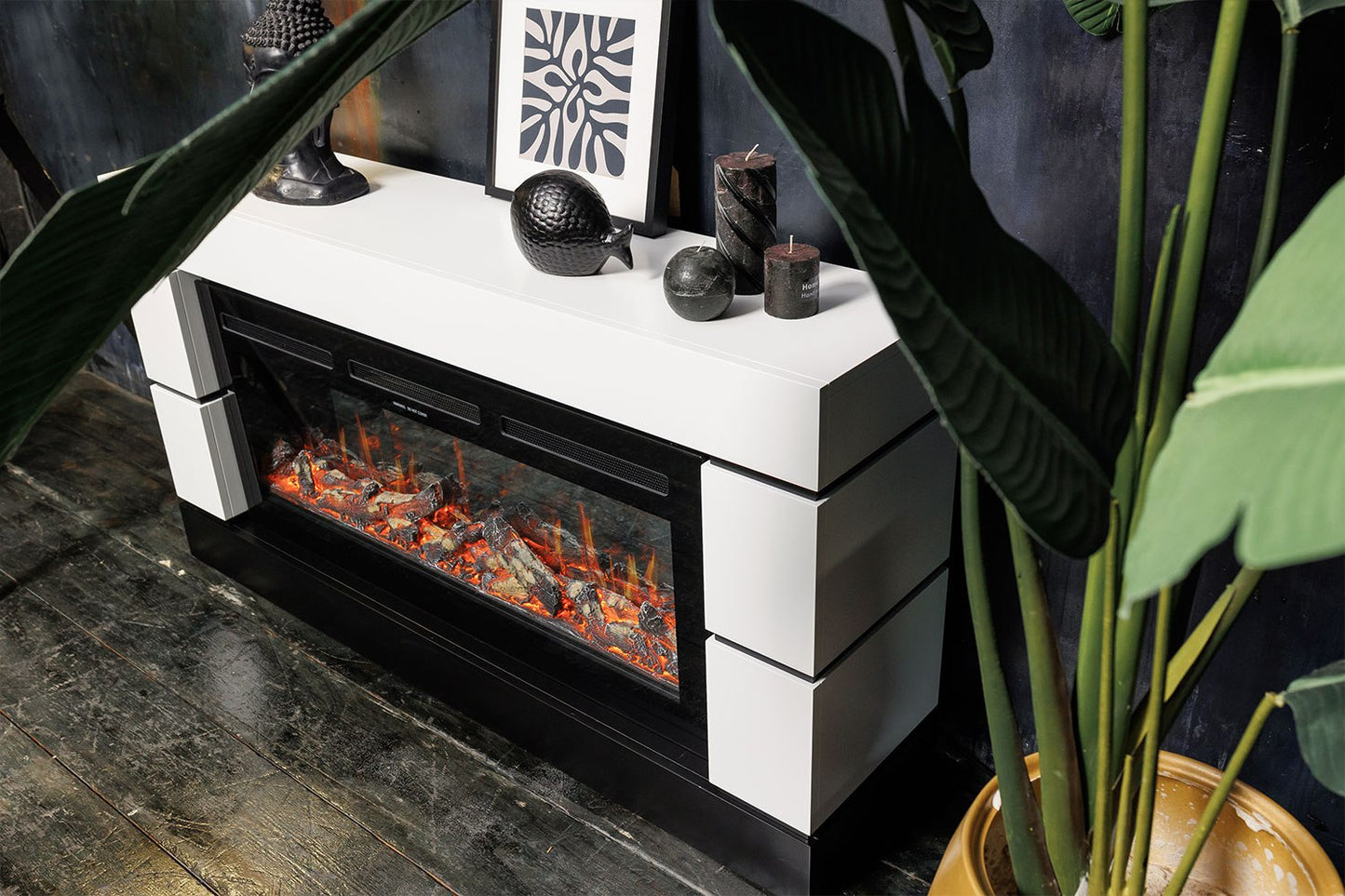 Chimenea eléctrica con calefacción e imitación decorativa de troncos. La visualización de las llamas más realista.