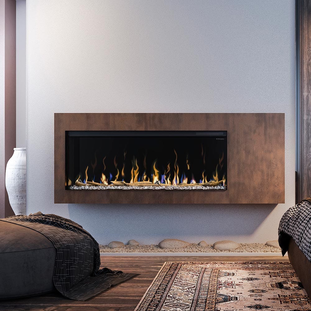 Foto de la chimenea eléctrica Dimplex Ignite Bold 50 en el interior de una pequeña sala de estar.