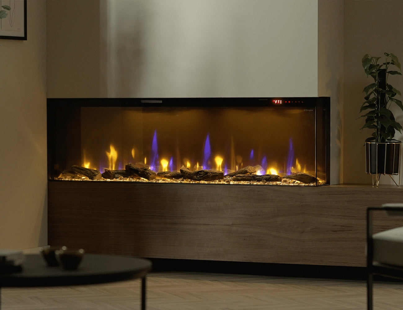 Chimenea eléctrica panorámica Dimplex Ignite Bold 50 en el interior de la sala de estar.