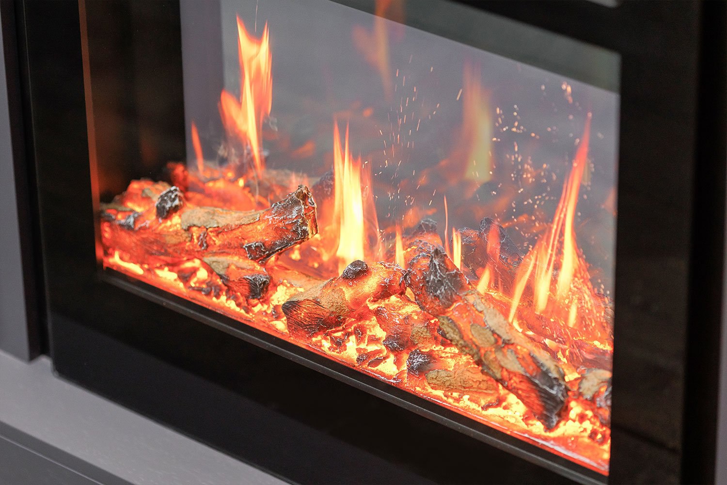 La llama más realista en una chimenea eléctrica.