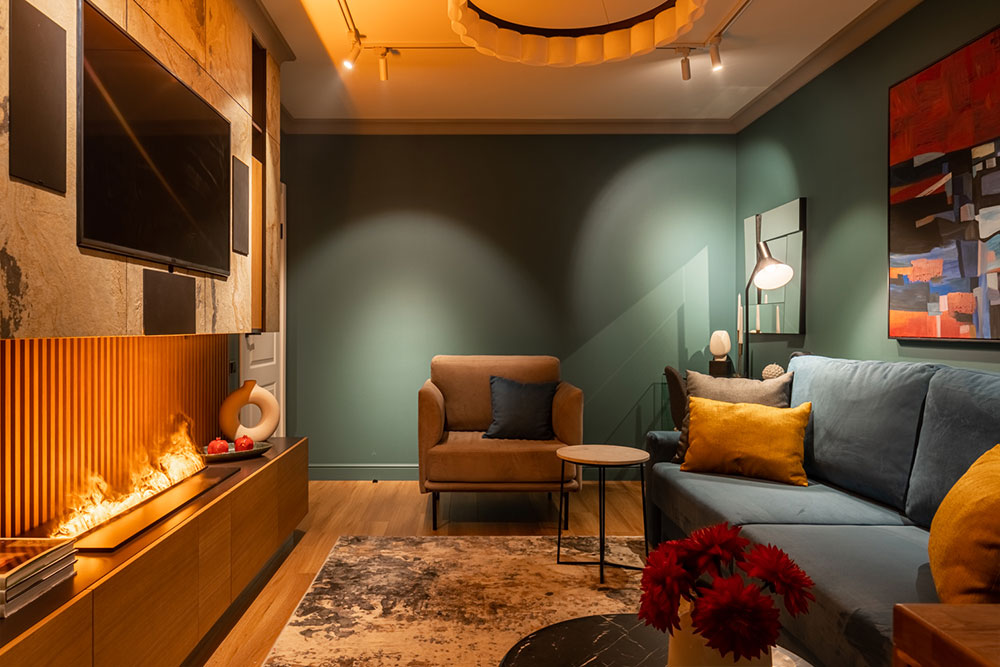 Chimenea de vapor de agua debajo del televisor