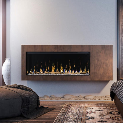 Foto de la chimenea eléctrica Dimplex Ignite Bold 50 en el interior de una pequeña sala de estar.